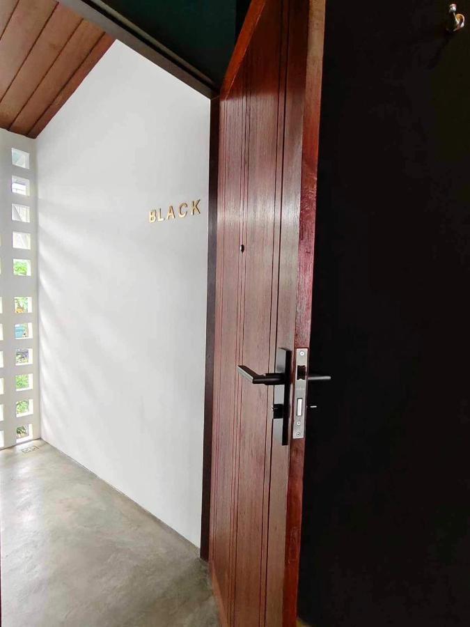 Mr Black & Ms White -Self Check In Accommodation Bangkok Exterior photo